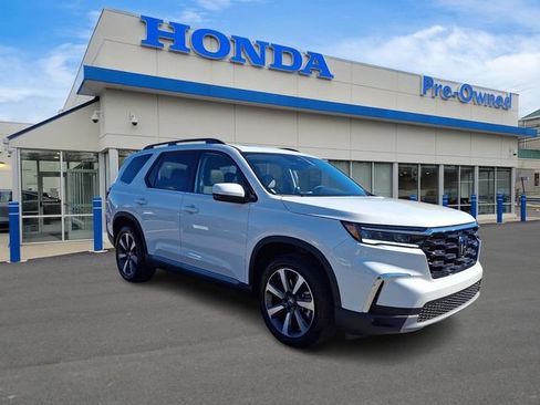 Used 2025 Honda Pilot Touring image 3