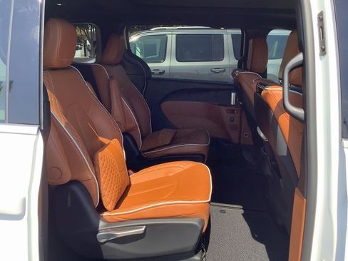 Used 2024 Chrysler Pacifica Pinnacle image 38