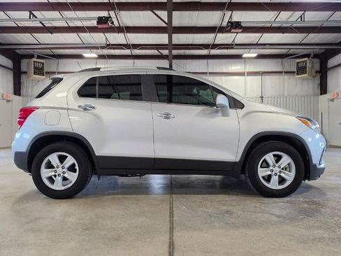 Used 2017 Chevrolet Trax LT w/ LT Convenience Package FWD image 6