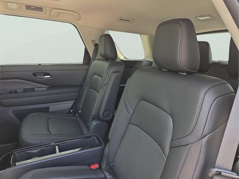 Used 2025 Nissan Pathfinder SL w/ SL Premium Package FWD image 10