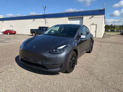 Used 2023 Tesla Model Y Long Range AWD/4WD image 1