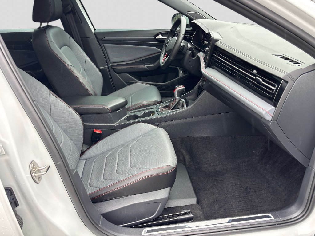 Used 2025 Volkswagen Jetta GLI Autobahn FWD image 15
