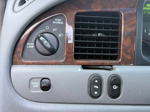 Used 2002 Lincoln Town Car Executive RWD image 24