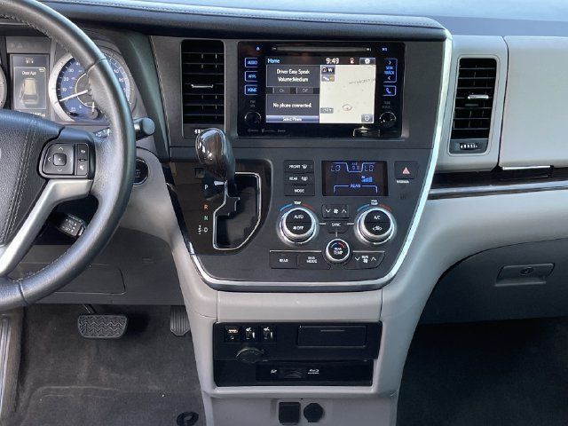 Used 2017 Toyota Sienna XLE Premium FWD image 16