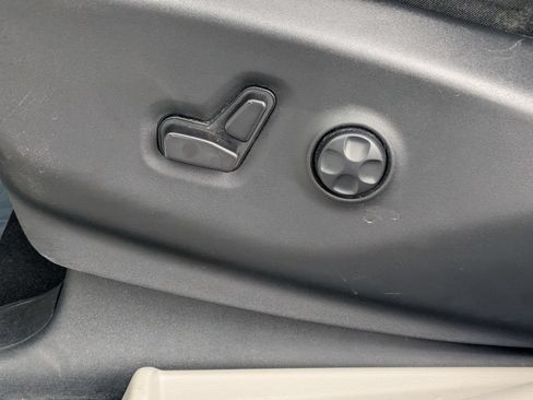 Used 2023 Chrysler Pacifica Touring-L FWD image 21