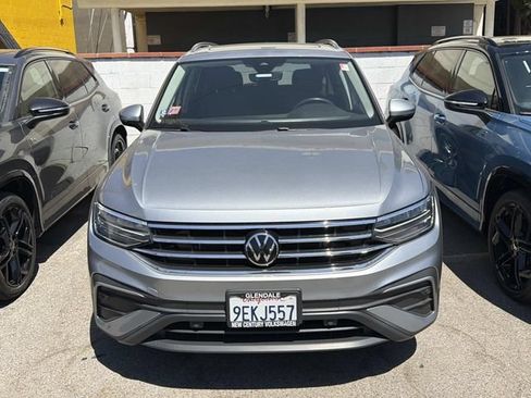 Used 2022 Volkswagen Tiguan SE FWD image 2
