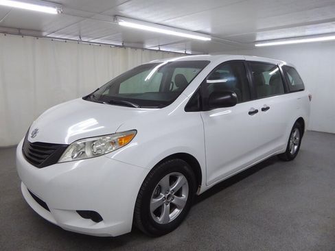 Used 2017 Toyota Sienna L image 3
