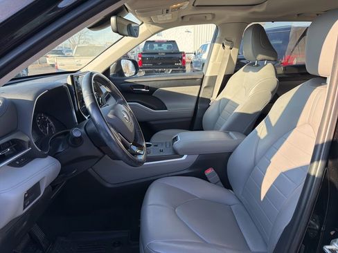 Used 2020 Toyota Highlander XLE image 11