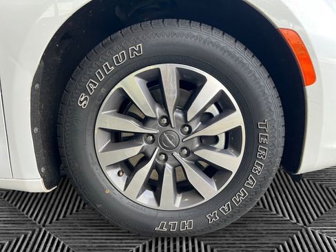 Used 2024 Chrysler Pacifica Select image 12