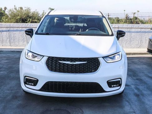 Used 2024 Chrysler Pacifica Limited FWD image 3