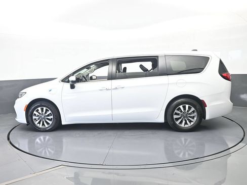 Used 2023 Chrysler Pacifica Touring-L FWD image 3