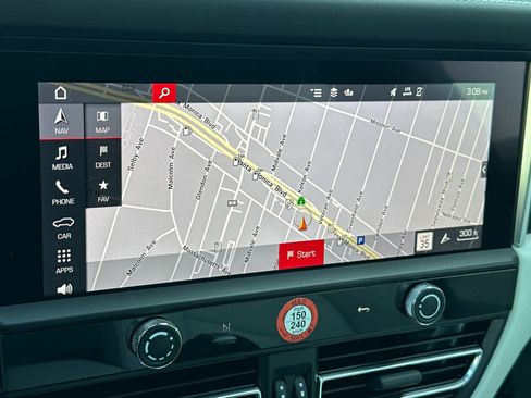 Certified 2025 Porsche Macan AWD/4WD image 21