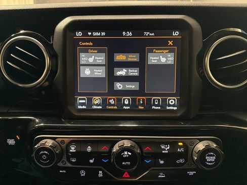 Used 2022 Jeep Wrangler Unlimited Sahara w/ Cold Weather Group AWD/4WD image 7