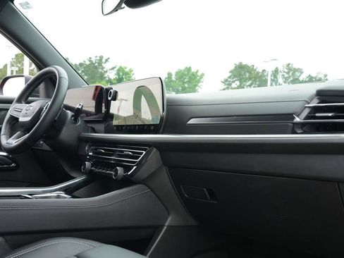 Used 2025 Chevrolet Traverse LT w/ Midnight/Sport Edition FWD image 23
