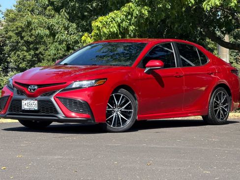 Used 2021 Toyota Camry SE FWD image 1