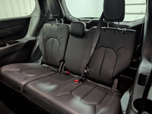 Used 2022 Chrysler Pacifica Touring-L w/ S Appearance Package image 9