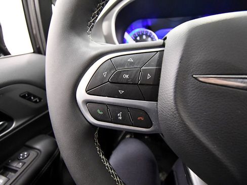 Used 2025 Chrysler Pacifica Select image 20