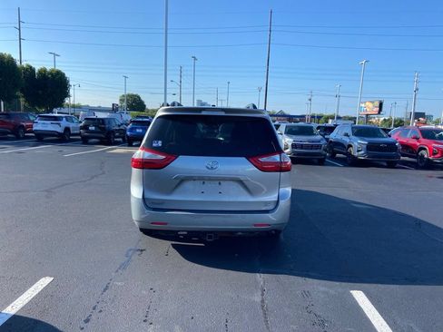 Used 2017 Toyota Sienna XLE AWD/4WD image 4