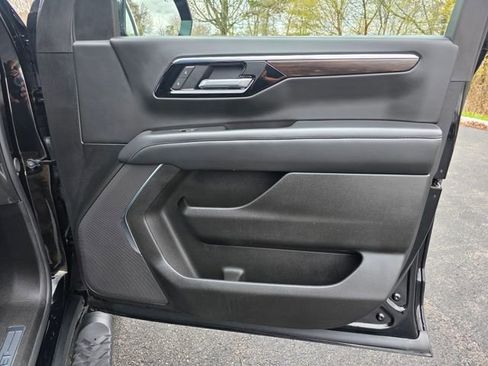 Used 2025 Chevrolet Suburban Z71 AWD/4WD image 8