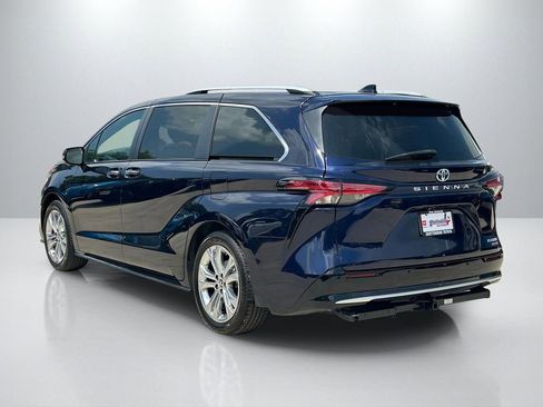 Used 2023 Toyota Sienna Platinum FWD image 7