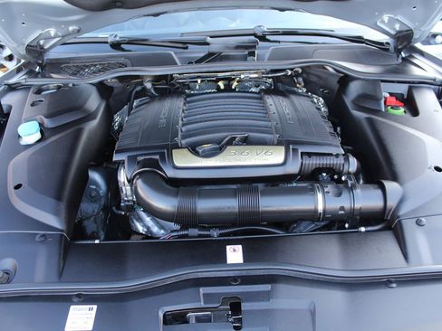 Used 2018 Porsche Cayenne Platinum Edition image 37