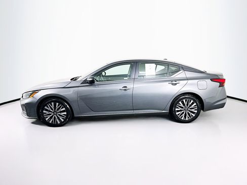 Used 2025 Nissan Altima 2.5 SV image 4
