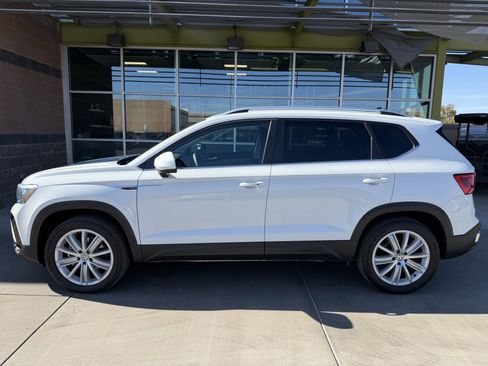 Used 2024 Volkswagen Taos SE w/ Panoramic Sunroof Package image 7