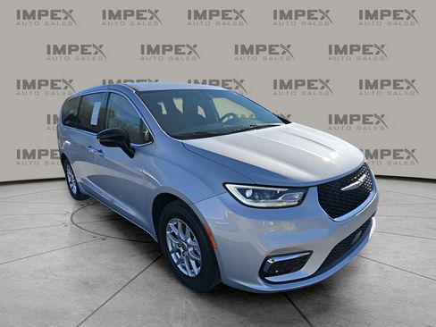 Used 2024 Chrysler Pacifica Touring-L image 7