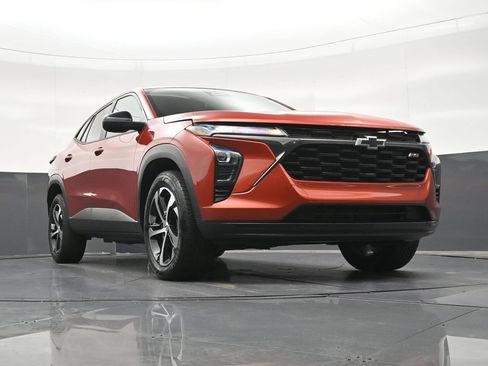 Used 2024 Chevrolet Trax RS FWD image 24