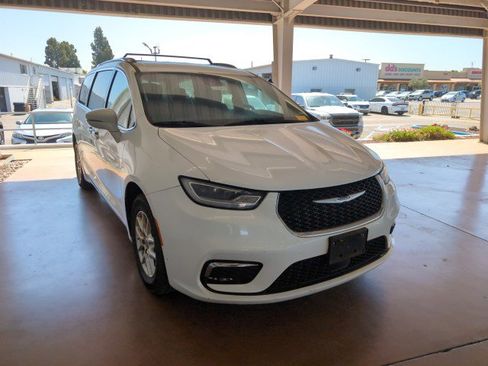 Used 2021 Chrysler Pacifica Touring-L FWD image 2
