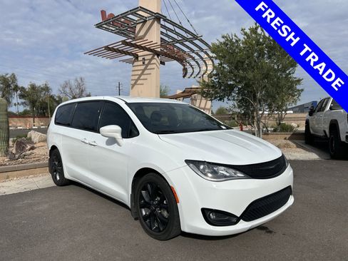 Used 2018 Chrysler Pacifica Touring Plus w/ S Appearance Package image 1