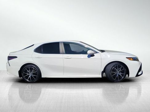 Used 2024 Toyota Camry SE image 3