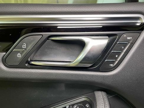 Certified 2024 Porsche Macan AWD/4WD image 38