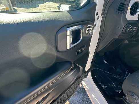 Used 2025 Jeep Wrangler Sahara image 15