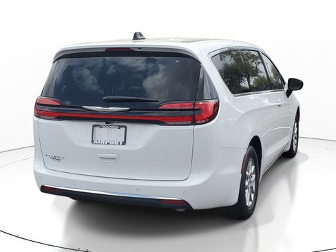 New 2026 Chrysler Pacifica Select image 4