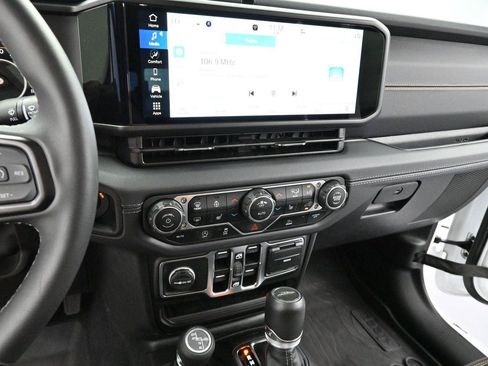 Used 2025 Jeep Gladiator Sport AWD/4WD image 17