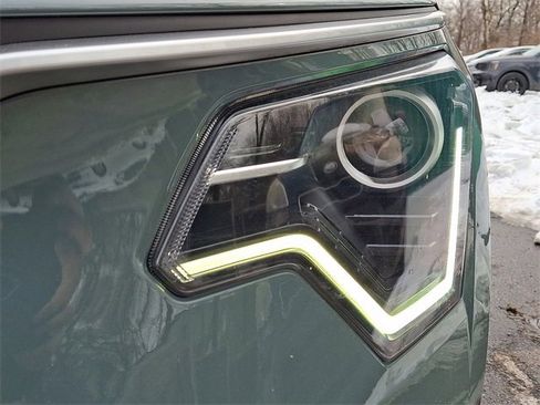 Certified 2023 Kia Niro EX image 9