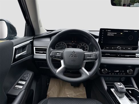 New 2025 Mitsubishi Outlander ES image 22