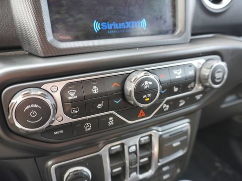 Used 2018 Jeep Wrangler Unlimited Sahara AWD/4WD image 17