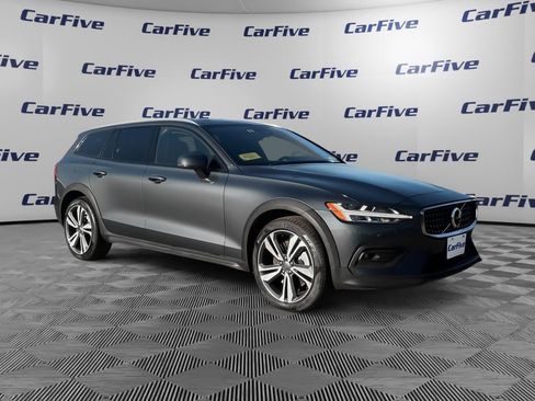 Used 2025 Volvo V60 B5 Cross Country Plus image 8