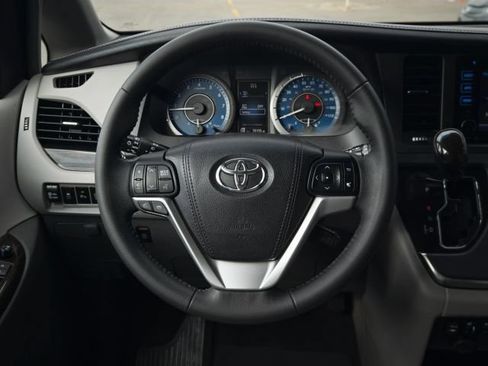 Used 2017 Toyota Sienna XLE w/ XLE Navigation Package FWD image 21