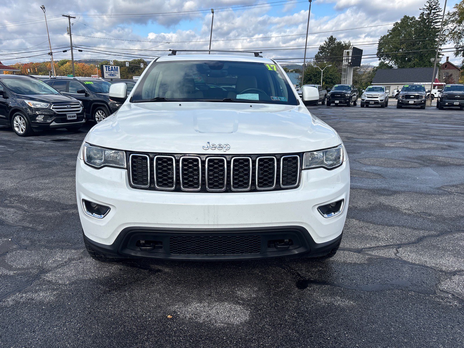 Used 2017 Jeep Grand Cherokee Laredo w/ Quick Order Package 23E AWD/4WD image 2