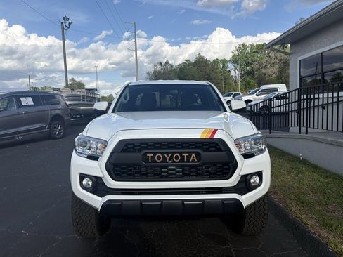 Used 2022 Toyota Tacoma SR5 w/ Technology Package image 2