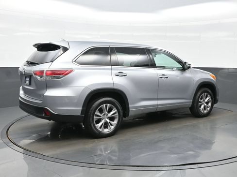Used 2014 Toyota Highlander Plus FWD image 6