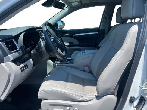 Used 2019 Toyota Highlander XLE FWD image 6
