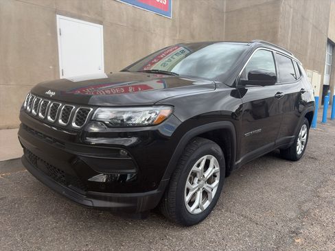 Used 2024 Jeep Compass Latitude w/ Convenience Group AWD/4WD image 6