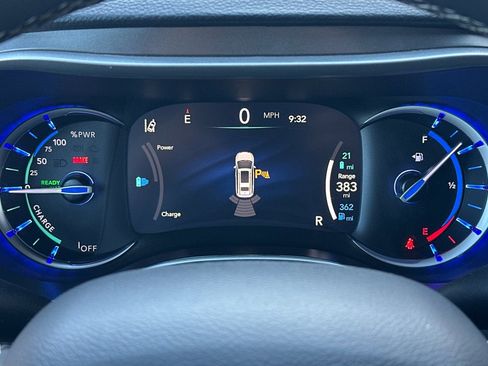 Used 2024 Chrysler Pacifica Select image 32