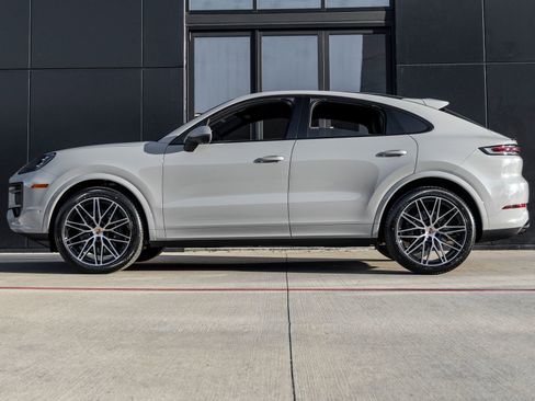 Certified 2026 Porsche Cayenne Coupe AWD/4WD image 2