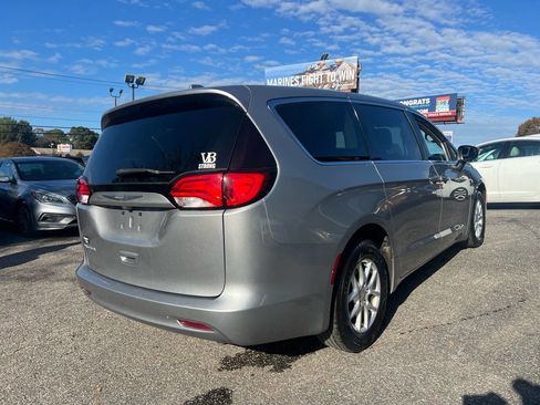 Used 2017 Chrysler Pacifica Touring image 6
