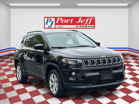 Used 2024 Jeep Compass Latitude AWD/4WD image 2
